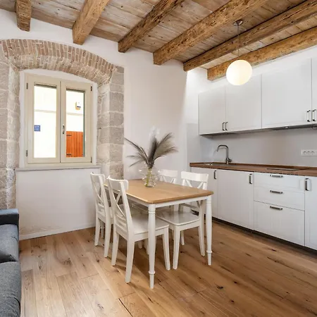 Eliza Apartment